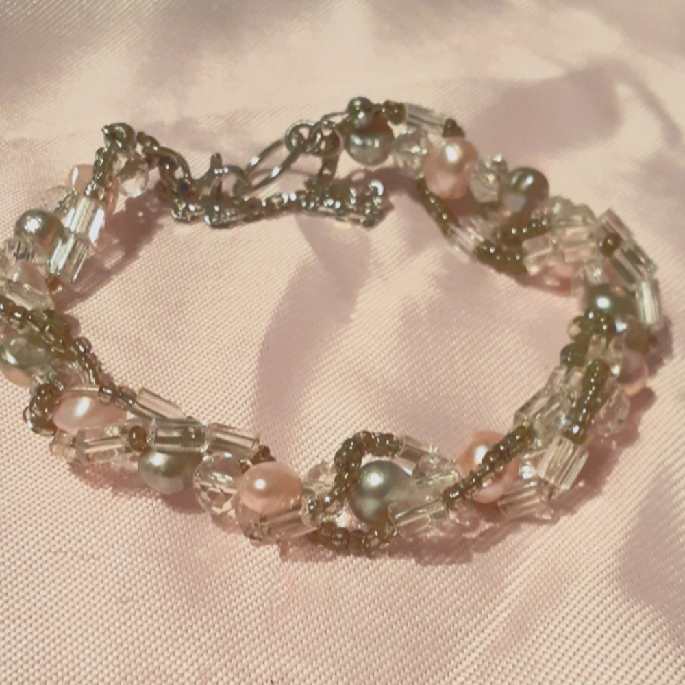 Freshwater pearls, square glass beads and seeds br